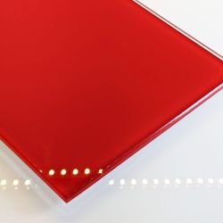 Échantillon de verre laqué rouge intense
