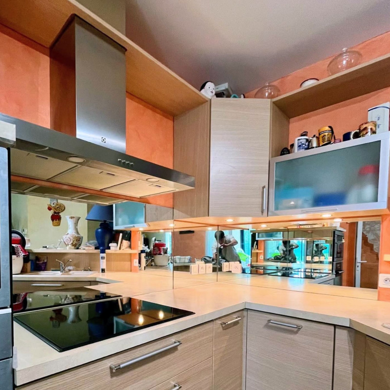 Fond de hotte en miroir argenté sur mesure