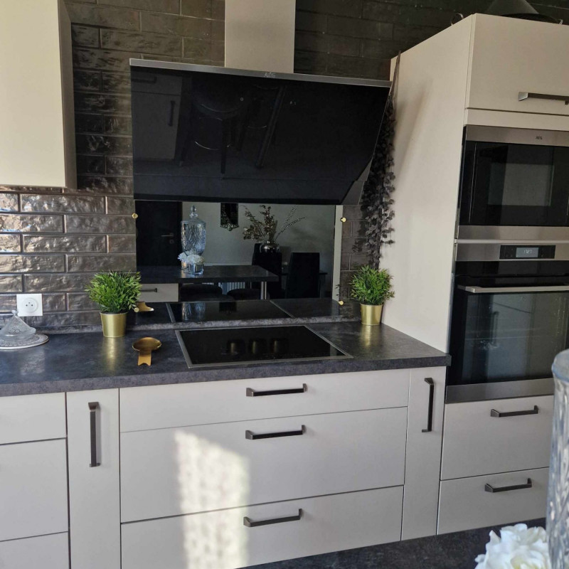 Cr dence De Cuisine Et Fond De Hotte Sur Mesure En Miroir Noir