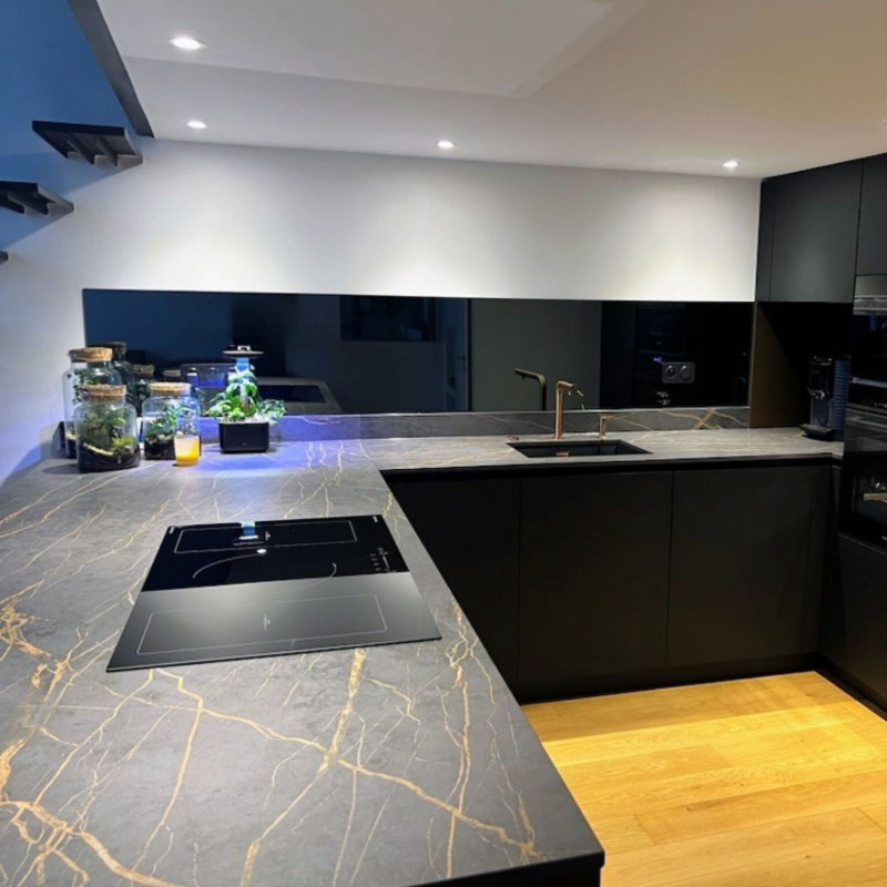 Cr dence De Cuisine Et Fond De Hotte Sur Mesure En Miroir Noir
