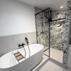 Paroi de douche en verre clair trempé sur mesure avec cadre complet noir
