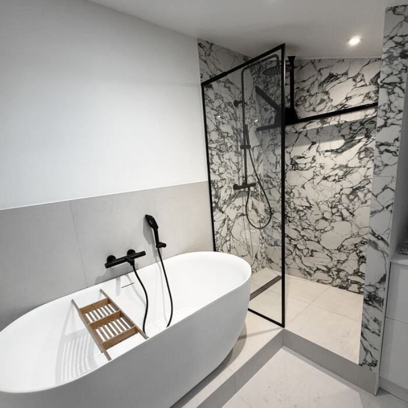 Paroi de douche en verre clair trempé sur mesure avec cadre complet noir