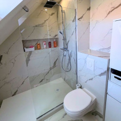 Paroi de douche soupente sur mesure en verre clair trempé de 8mm - Paroi Mezza