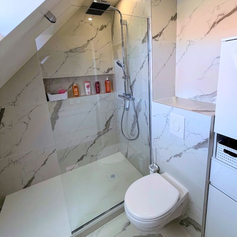 Paroi de douche soupente sur mesure en verre clair trempé de 8mm - Paroi Mezza