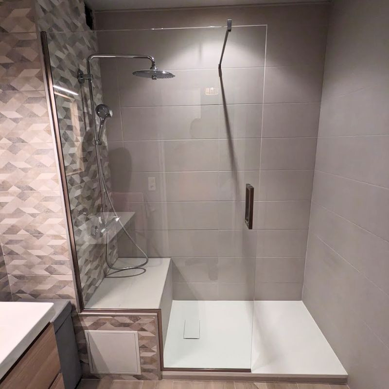 Paroi de douche sur assise de douche - Adriano