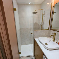 Porte de douche pivotante sur mesure en verre de 8mm trempé de sécurité. Porte de douche sur mesure LUBO
