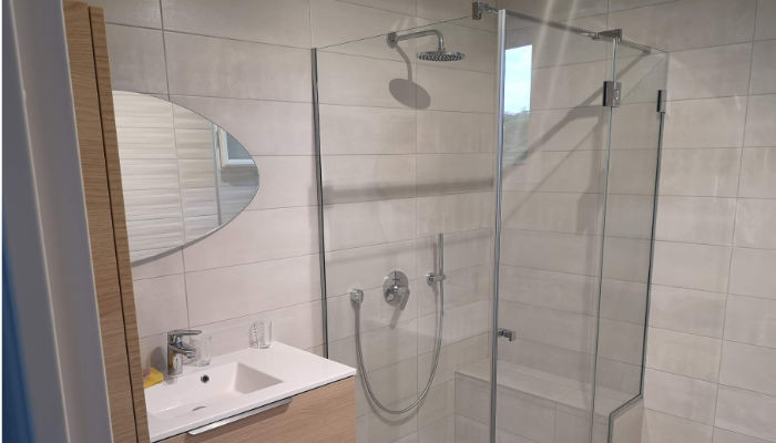 Paroi de douche en verre sur mesure.